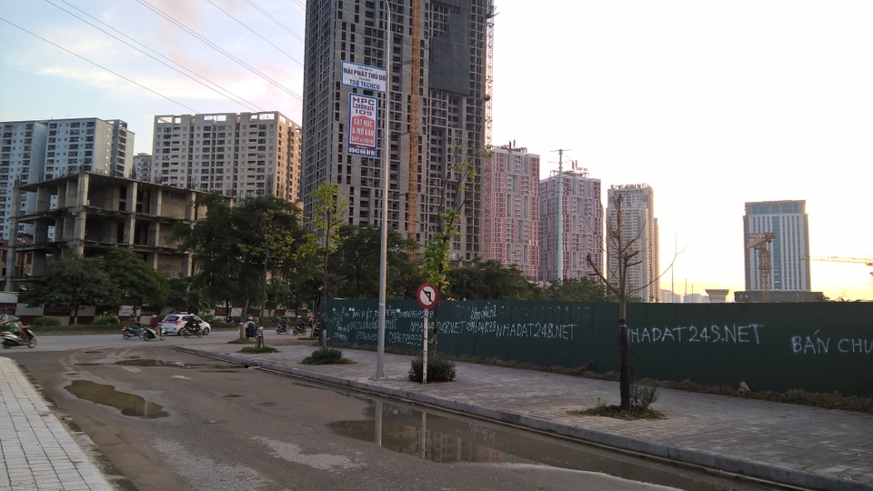 Đô thị "chồng lấn", đường Lê Văn Lương kéo dài thành nỗi khiếp sợ tắc, ngập - 3 Nhiều ngày liền, cổng khu đô thị mới hiện đại, nước không thể thoát khiến xuất hiện nhiều ổ voi, ổ trâu, bẫy người dân