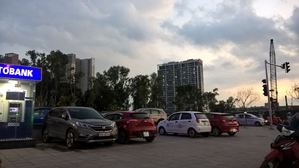Đô thị "chồng lấn", đường Lê Văn Lương kéo dài thành nỗi khiếp sợ tắc, ngập - 7 Theo nhiều người dân, dù là phố có nhiều đô thị mới, chung cư có tầng hầm song diện tích không đủ. Các hạ tầng như sân chơi, vườn trẻ và đường nội khu đều được tận dụng là chỗ đỗ xe. Hình ảnh một khu đô thị mới xấu xí.