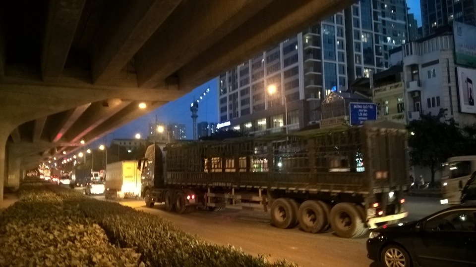 Đô thị "chồng lấn", đường Lê Văn Lương kéo dài thành nỗi khiếp sợ tắc, ngập - 6 Đường Khuất Duy Tiến, giao ngã tư Lê Văn Lương và Tố Hữu luôn có ách tắc diễn ra giờ tan tầm,