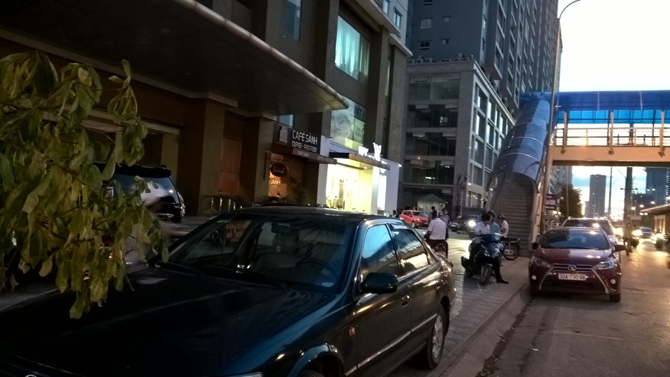 Đô thị "chồng lấn", đường Lê Văn Lương kéo dài thành nỗi khiếp sợ tắc, ngập - 8 Đường nhỏ, đô thị liền kề nên ô tô tại đường Tố Hữu đậu san sát bên đường, gây ách tắc giao thông.