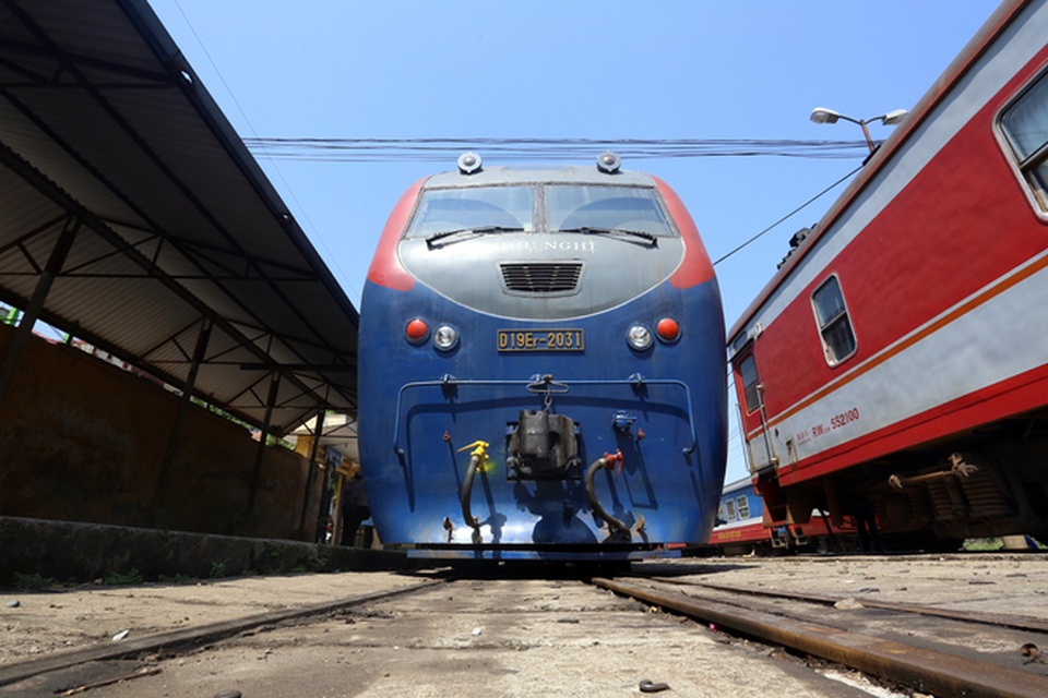 Lạng Sơn đề nghị Chính phủ sớm triển khai dự án đường sắt cao tốc nối Trung Quốc - 1
Chưa thỏa mãn với tốc độ của tuyến đường sắt và đội tàu mới được nâng cấp năm 2015, tỉnh Lạng Sơn đang đề nghị Chính phủ làm dự án đường sắt cao tốc mới