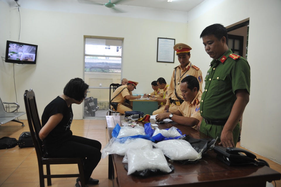 Các đối tượng cùng tang vật bị bắt giữ tại cơ quan điều tra