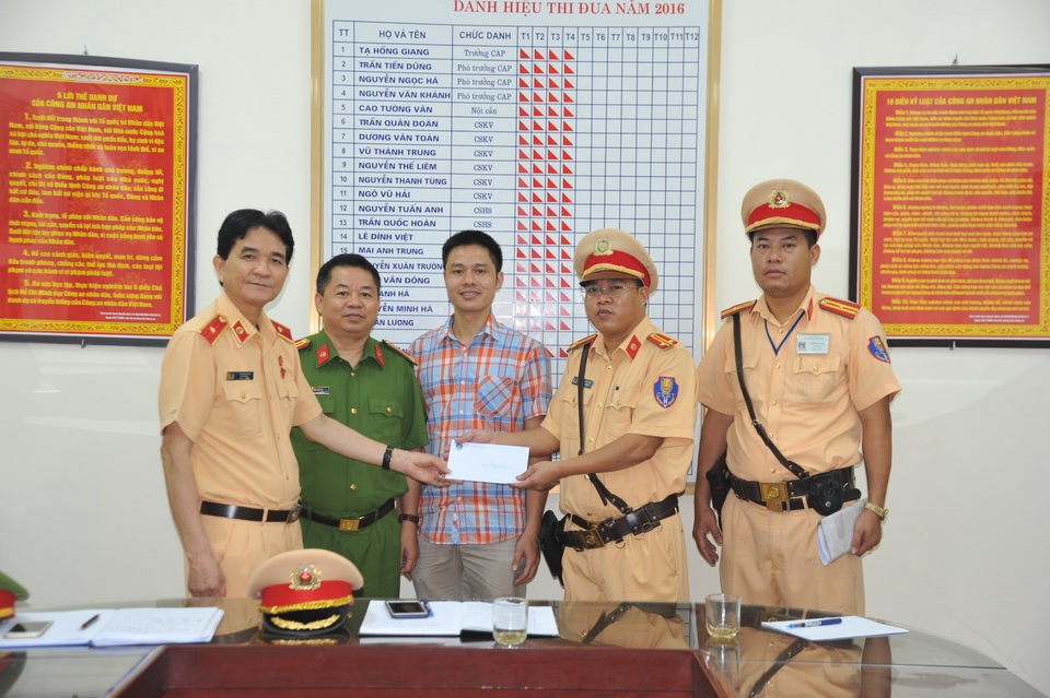 Thiếu tướng Trần Sơn Hà - Cục trưởng Cục CSGT (đầu tiên bên trái) - thưởng nóng cho cán bộ chiến sĩ Đội 2, Công an phường Gia Thụy và Phòng Cảnh sát điều tra về tội phạm ma túy Công an TP Hà Nội