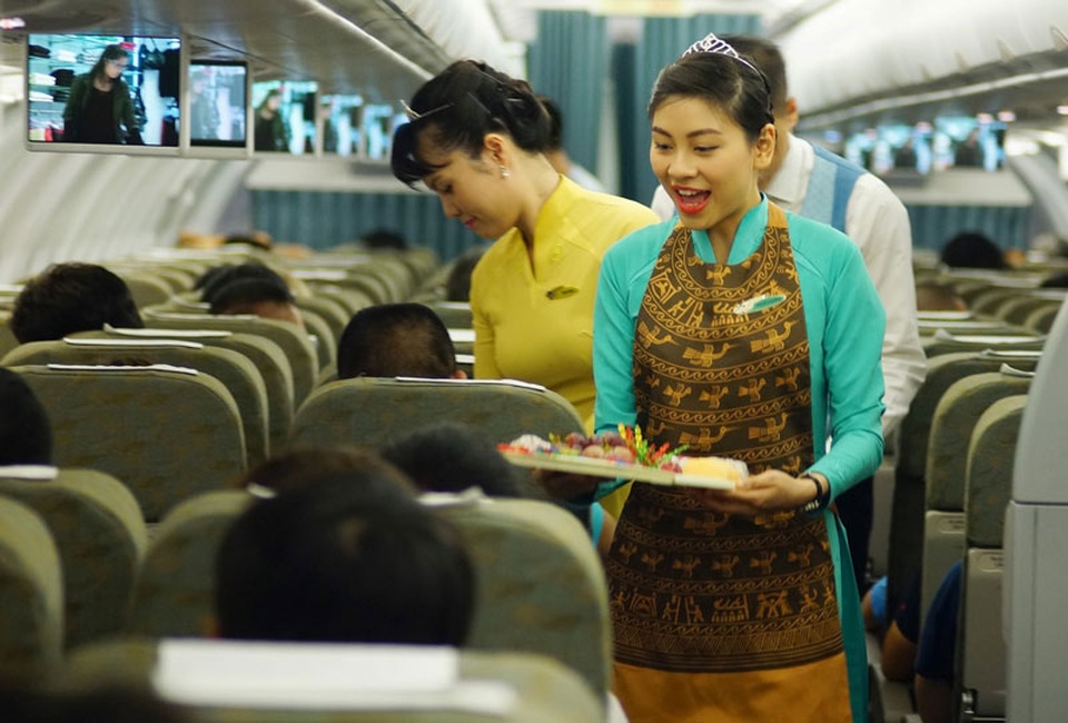 Bất ngờ vì được kỷ niệm ngày cưới, tổ chức sinh nhật trên máy bay - 1 Tiếp viên Vietnam Airlines tạo bất ngờ trong những dịp trọng đại, ngày lễ, kỷ niệm của hành khách