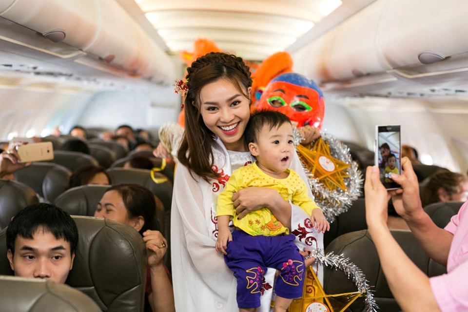 Bất ngờ về chuyến bay Trung thu của hai hãng hàng không - 7 Diễn viên Ninh Dương Lan Ngọc hóa thân thành chị Hằng trên máy bay của Jetstar Pacific