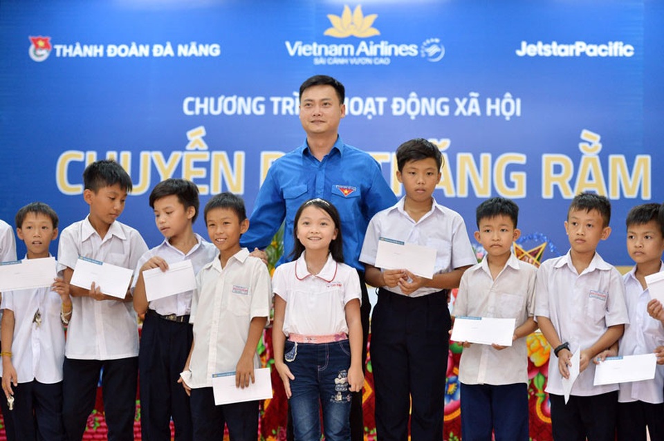Bất ngờ về chuyến bay Trung thu của hai hãng hàng không - 4 Hoạt động thiện nguyện của Vietnam Airlines và Jetstar Pacific ở Làng Hy Vọng - TP Đà Nẵng ngày 10/9