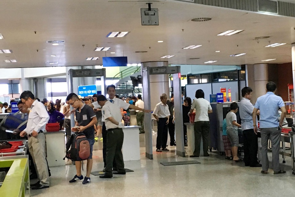 Hành khách mang 3 bọc đen lên máy bay, nghi là ma tuý đá - 1 Hoạt động soi chiếu an ninh tại nhà ga quốc nội T1 - Nội Bài (ảnh chỉ có tính chất minh họa)