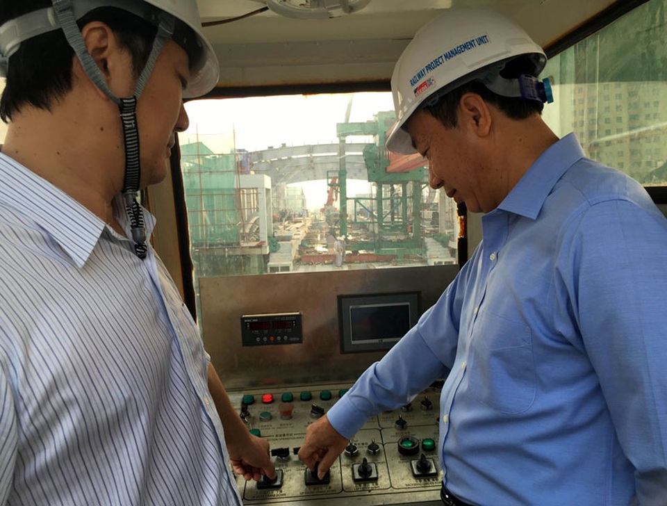 Hợp long toàn tuyến đường sắt trên cao Cát Linh - Hà Đông - 1 Thứ trưởng Nguyễn Hồng Trường (áo xanh) và đại diện Tổng thầu Trung Quốc bấm bút hợp long toàn tuyến đường sắt Cát Linh - Hà Đông