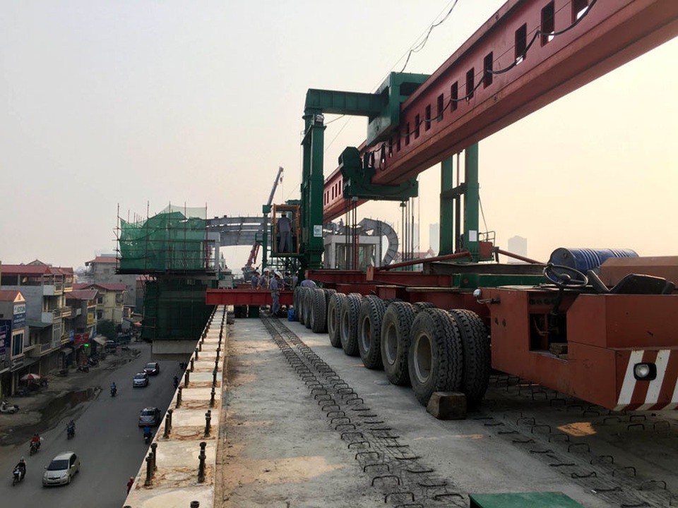 Hợp long toàn tuyến đường sắt trên cao Cát Linh - Hà Đông - 3 Xe siêu trường chuyên dụng thực hiện cẩu các phiến lên dầm lao lắp trên cao
