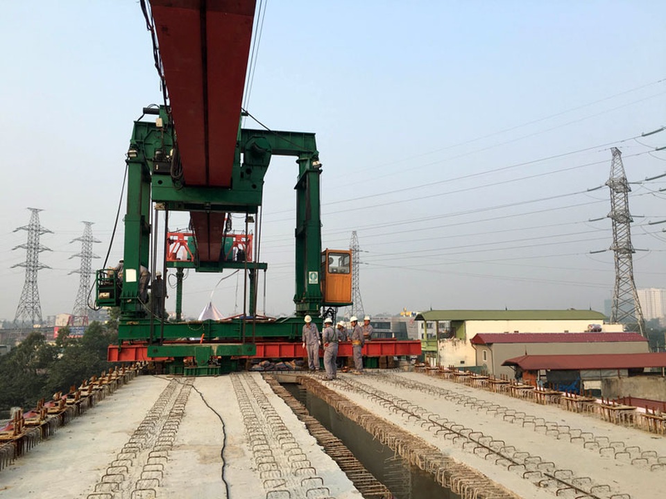 Hợp long toàn tuyến đường sắt trên cao Cát Linh - Hà Đông - 2 Việc hợp long toàn tuyến đánh dấu sự kết thúc phần việc quan trọng nhất để chuyển sang giai đoạn mới là thi công ray tàu và chuẩn bị công tác lắp ráp thiết bị nhà ga, đoàn tàu