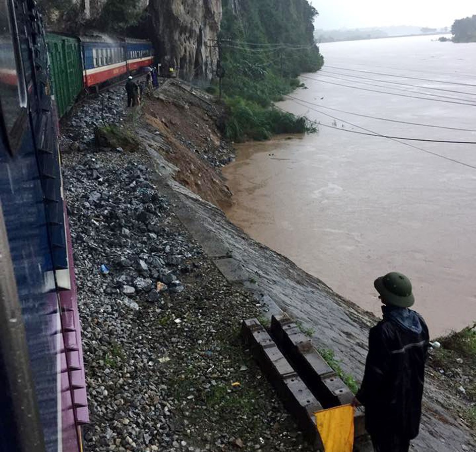 Hơn 20 chuyến tàu đang mắc kẹt trên hệ thống đường sắt Bắc - Nam qua miền Trung