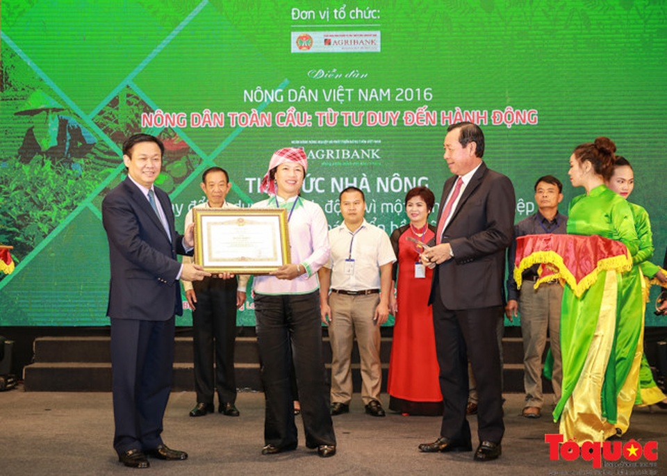 Phó Thủ tướng Vương Đình Huệ: “Tôi đến đây không phải để phát biểu…” - 2 Phó Thủ tướng Vương Đình Huệ trao Bằng khen cho các nông dân xuất sắc