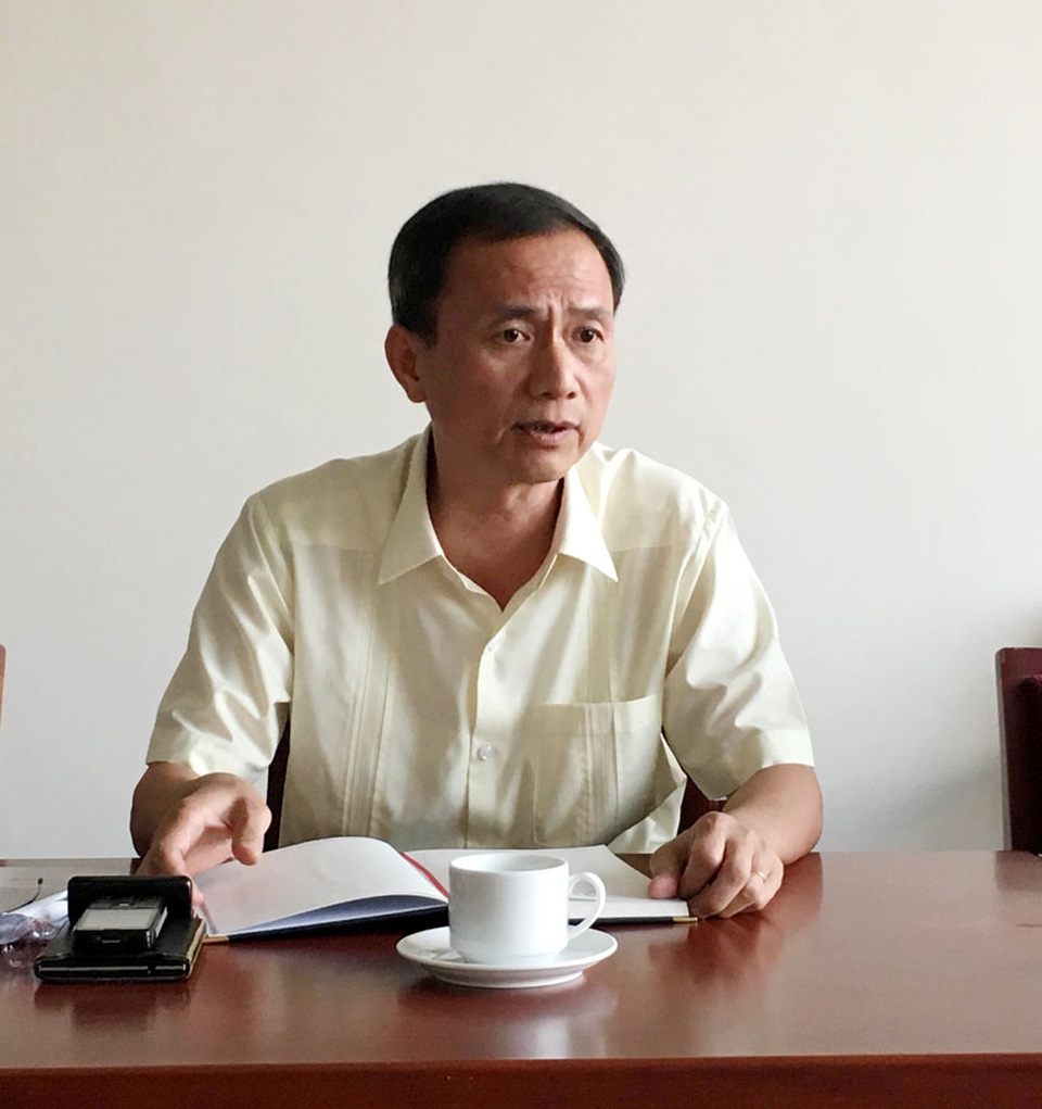 Vụ đánh nữ nhân viên hàng không: Sao không phải cái bắt tay mà lại là cú đấm? - 3
Ông Đào Văn Chương - Phó cục trưởng Cục Hàng không Việt Nam - không cho rằng hành động quay video của nữ nhân viên là đổ thêm dầu vào lửa.