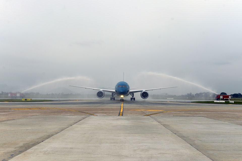 Việt Nam tiếp nhận thêm máy bay Boeing 787-9 hiện đại nhất thế giới - 2 Nghi thức phun nước máy bay mới khi hạ cánh xuống sân bay Nội Bài