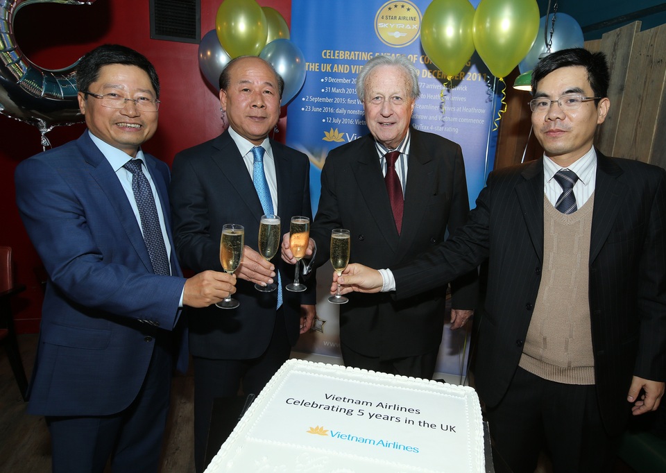 Thứ trưởng Bộ GTVT Nguyễn Văn Công (thứ 2 từ trái qua) dự lễ kỷ niệm 5 năm mở đường bay thẳng Việt Nam - Anh