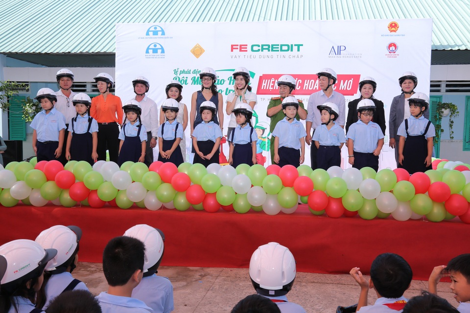 Lễ phát động đội mũ bảo hiểm cho trẻ em và tặng 1.000 mũ bảo hiểm sáng 9/12