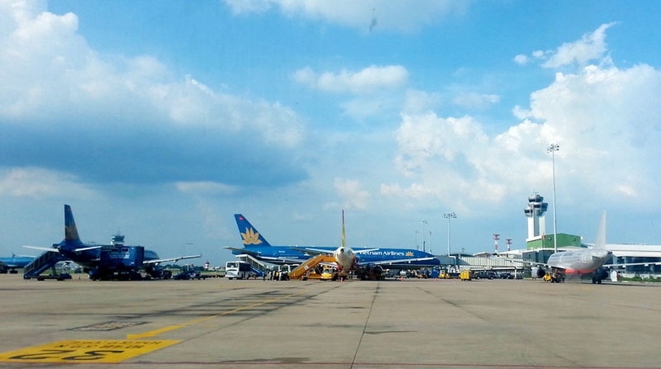Đường hàng không Việt Nam thuộc top đông đúc nhất thế giới - 2 Công suất thiết kế của sân bay quốc tế Tân Sơn Nhất là 25 triệu hành khách, nhưng nay đã vọt lên 32 triệu, tình trạng tắc nghẽn trên trời và dưới đất diễn ra như cơm bữa ở Tân Sơn Nhất