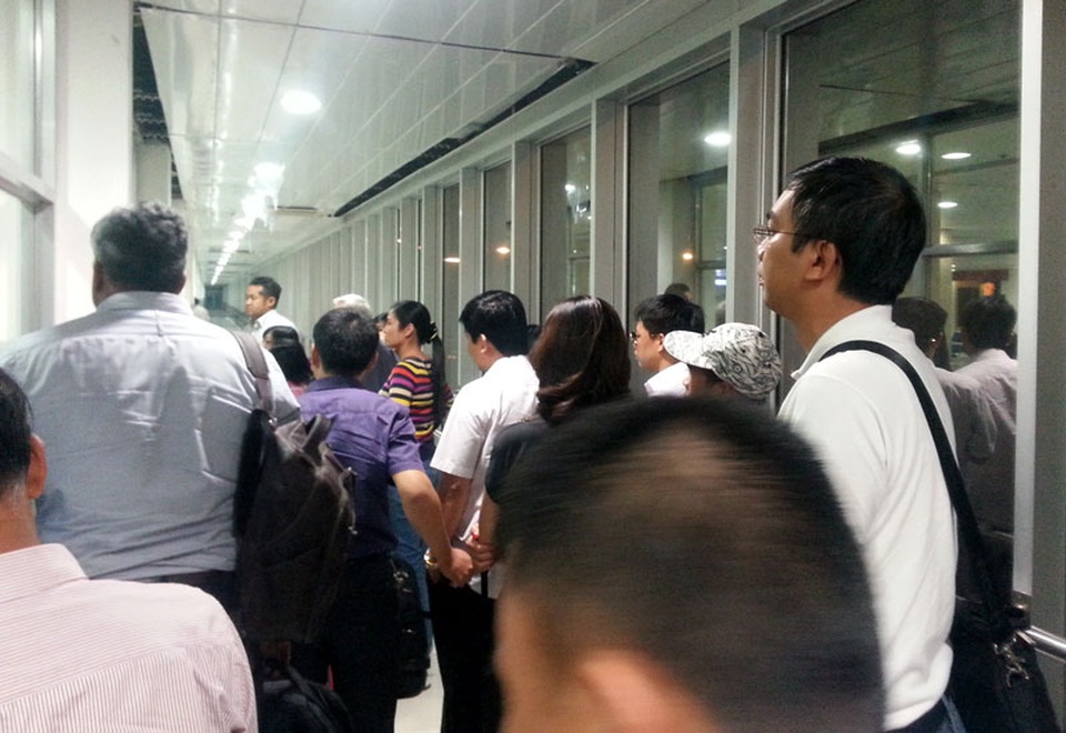 Đường hàng không Việt Nam thuộc top đông đúc nhất thế giới - 3 Hình ảnh hành khách bị nhốt trong ống lồng sau khi rời máy bay do nhà ga sân bay chưa kịp giải tỏa để đón khách