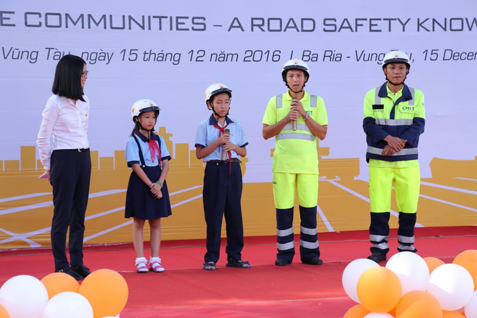 Giảm thiểu rủi ro giao thông đường bộ khu vực Cảng Cái Mép - 1 Lái xe tải và các em học sinh khu vực Cảng quốc tế Cái Mép chia sẻ về an toàn giao thông ngày 15/12