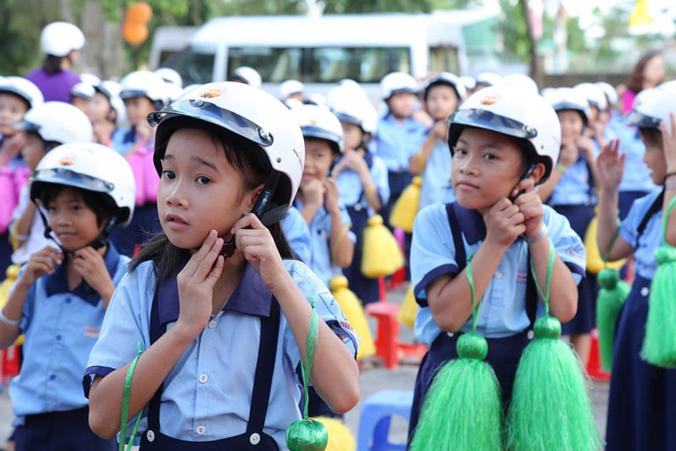 Giảm thiểu rủi ro giao thông đường bộ khu vực Cảng Cái Mép - 2 Các em học sinh khu vực cảng Cái Mép dễ bị tổn thương khi an toàn giao thông mà thiếu mũ bảo hiểm