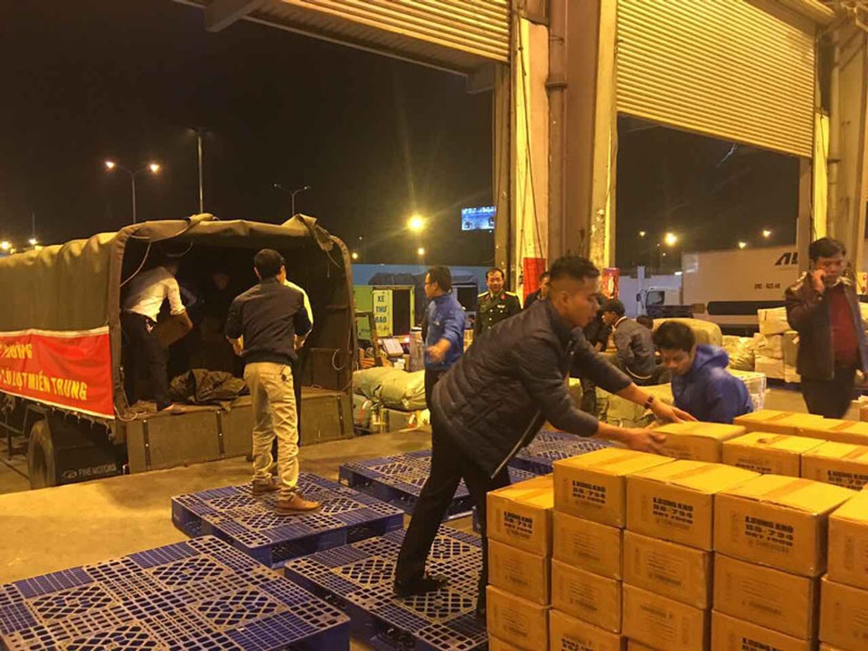 Máy bay vận chuyển khẩn cấp 30 tấn lương khô cứu trợ miền Trung - 2 Máy bay vận chuyển khẩn cấp 30 tấn lương khô cứu trợ miền Trung - 2