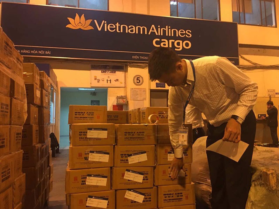 Máy bay vận chuyển khẩn cấp 30 tấn lương khô cứu trợ miền Trung - 4 Máy bay vận chuyển khẩn cấp 30 tấn lương khô cứu trợ miền Trung - 4