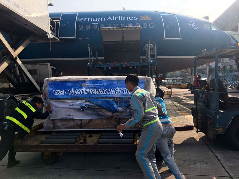 Máy bay vận chuyển khẩn cấp 30 tấn lương khô cứu trợ miền Trung - 1 Hàng cứu trợ được vận chuyển trên các chuyến bay sớm nhất ngày 17/12 tới các tỉnh miền Trung đang bị ảnh hưởng nặng nề bởi mưa lũ