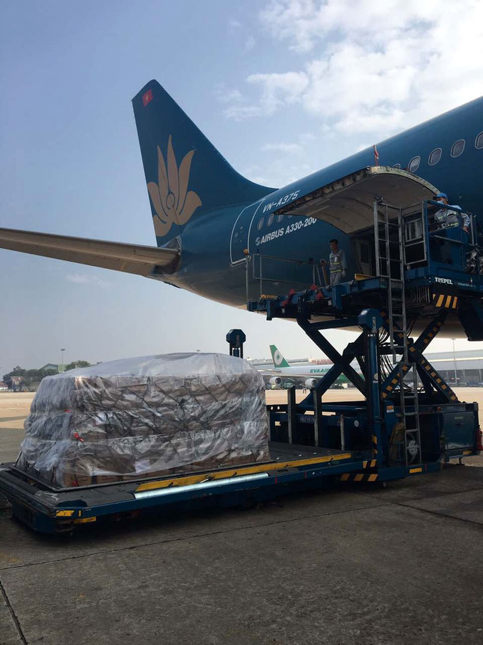 Máy bay vận chuyển khẩn cấp 30 tấn lương khô cứu trợ miền Trung - 6 Hàng cứu trợ được Vietnam Airlines vận chuyển khẩn cấp là 30 tấn lương khô. Hàng cứu trợ được vận chuyển từ Hà Nội, sau đó bàn giao cho Bộ Chỉ huy quân sự các tỉnh Quảng Nam, Quảng Ngãi, Bình Định và Khánh Hòa để cứu trợ bà con bị ảnh hưởng mưa lũ