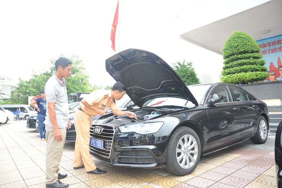 Lực lượng CSGT kiểm tra xe ô tô đưa đón đại biểu