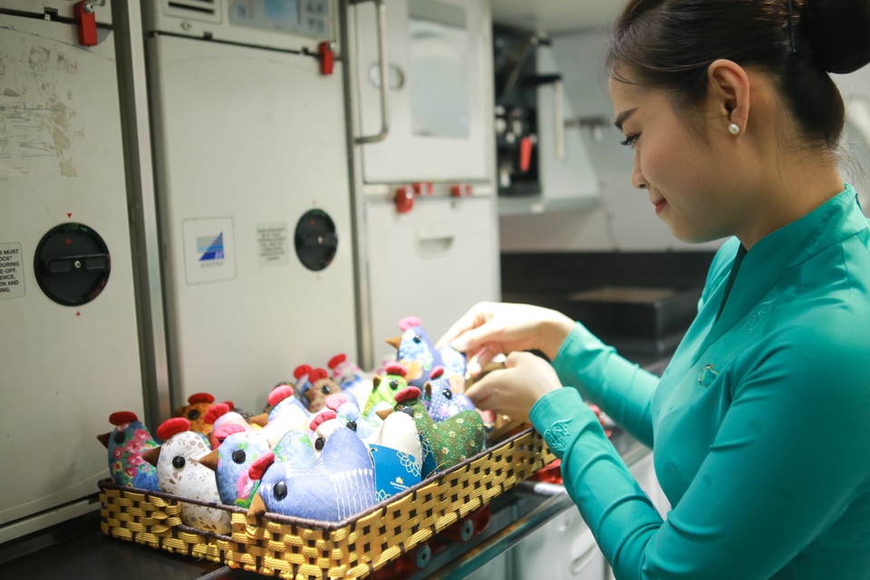 Trung thu ấm áp trên chuyến bay của hãng hàng không 4 sao - 2 Bộ gia đình Gà bông của Kymviet trên “Hành trình Yêu thương – Flights of Love” của Vietnam Airlines.