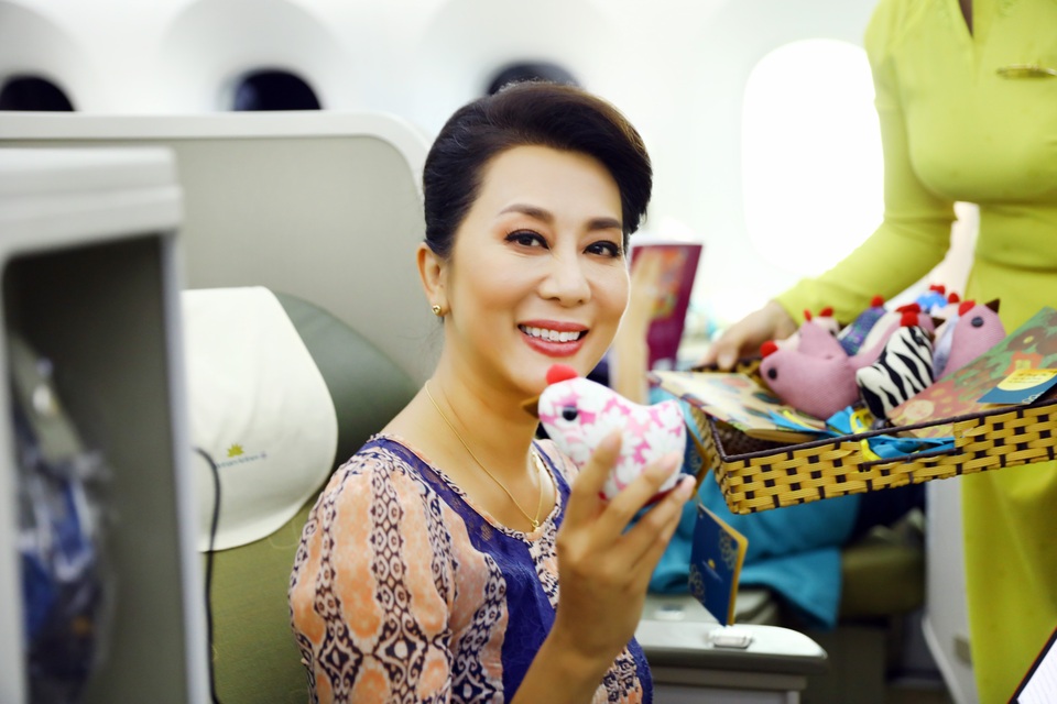 Trung thu ấm áp trên chuyến bay của hãng hàng không 4 sao - 3 MC Kỳ Duyên, tình cờ là một trong những hành khách trên chuyến bay đặc biệt ngày 1/10 vừa qua, cũng khá bất ngờ và thích thú với món quà là một sản phẩm của Kym Việt