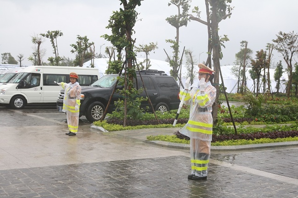 Nữ Cảnh sát giao thông “gồng mình” trong mưa bão, trước giờ khai mạc APEC - 5 Nữ Cảnh sát giao thông “gồng mình” trong mưa bão, trước giờ khai mạc APEC - 5
