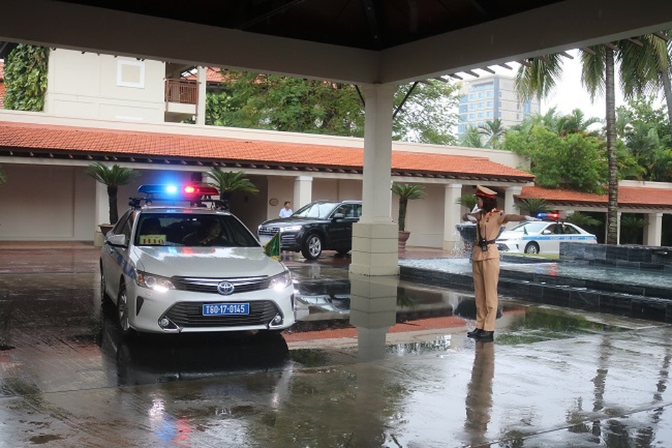Nữ Cảnh sát giao thông “gồng mình” trong mưa bão, trước giờ khai mạc APEC - 8
Những nữ CSGT điều khiển, dầm mình trong mưa bão, hướng dẫn giao thông