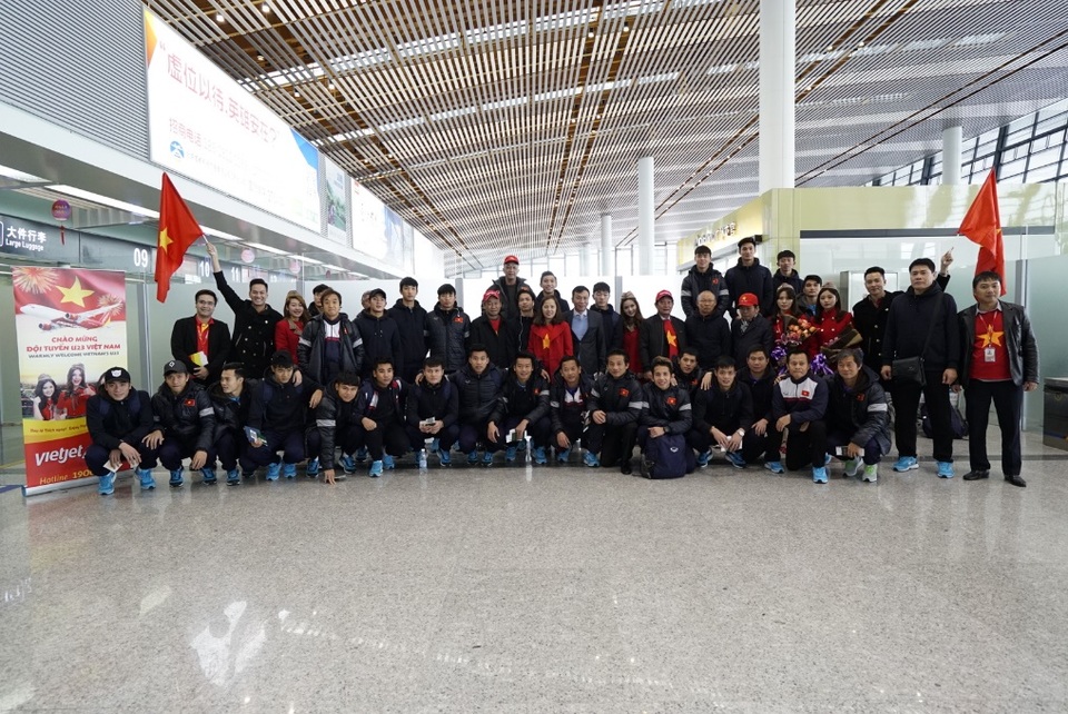 Chuyên cơ chở đội U23 Việt Nam sắp đáp xuống Nội Bài - 4 Toàn thể đội U23 Việt Nam chụp ảnh cùng đoàn chuyên cơ