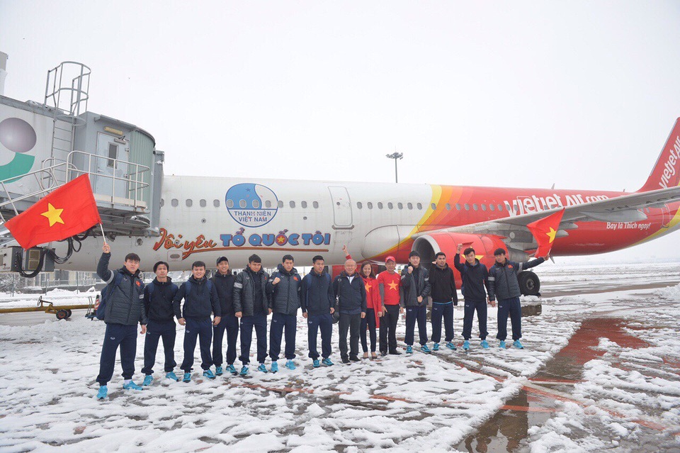 Chuyên cơ chở đội U23 Việt Nam sắp đáp xuống Nội Bài - 5 Những hình ảnh đầu tiên của các cầu thủ U23 trên tàu bay cùng phi hành đoàn chuyến bay đặc biệt cũng vừa được chia sẻ.