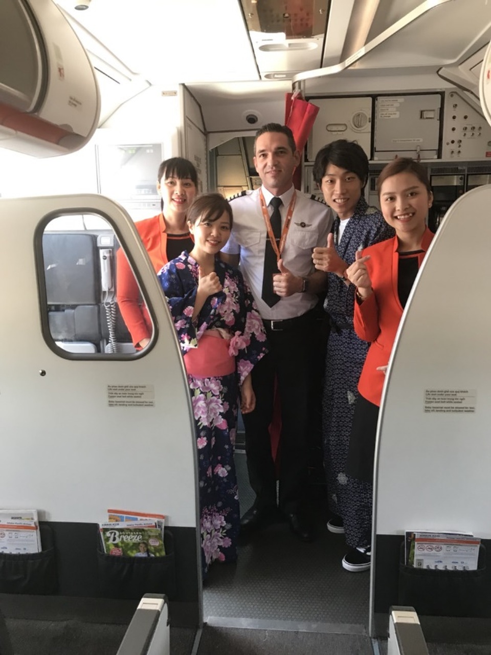 Lời tỏ tình ngọt ngào của cặp đôi Nhật Bản trên chuyến bay giá rẻ Việt Nam - 6
Cặp vợ chồng sắp cưới Hayato và Moeko chụp ảnh lưu niệm cùng phi hành đoàn và gia đình