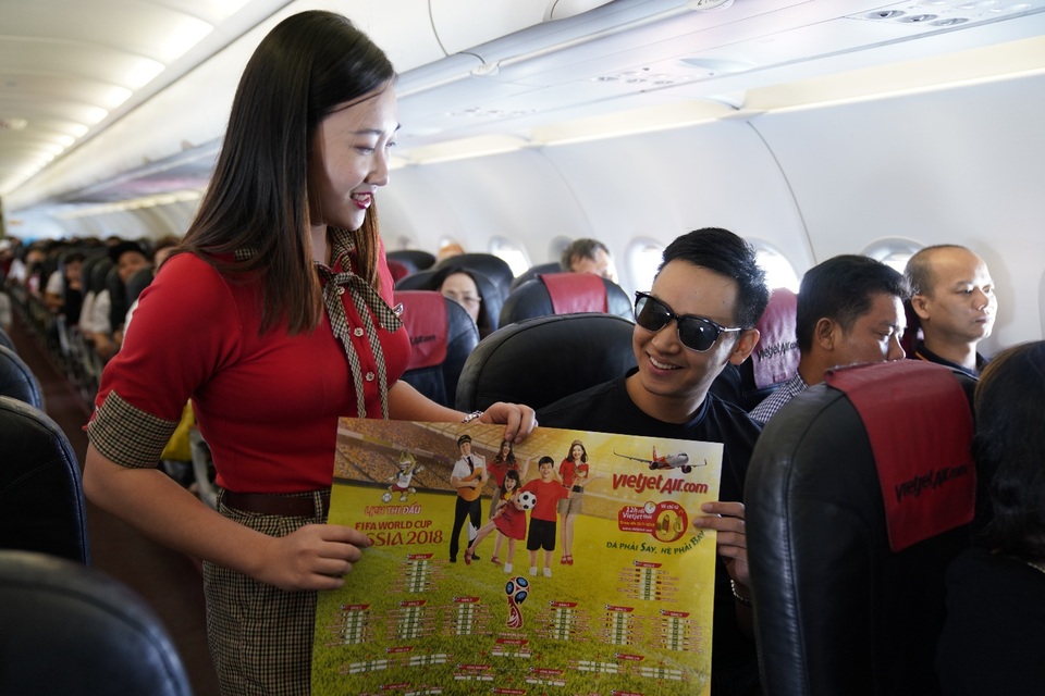 Hành khách hào hứng với lịch thi đấu World Cup 2018 trên máy bay - 2 Hành khách hào hứng với lịch thi đấu World Cup 2018 trên máy bay - 2