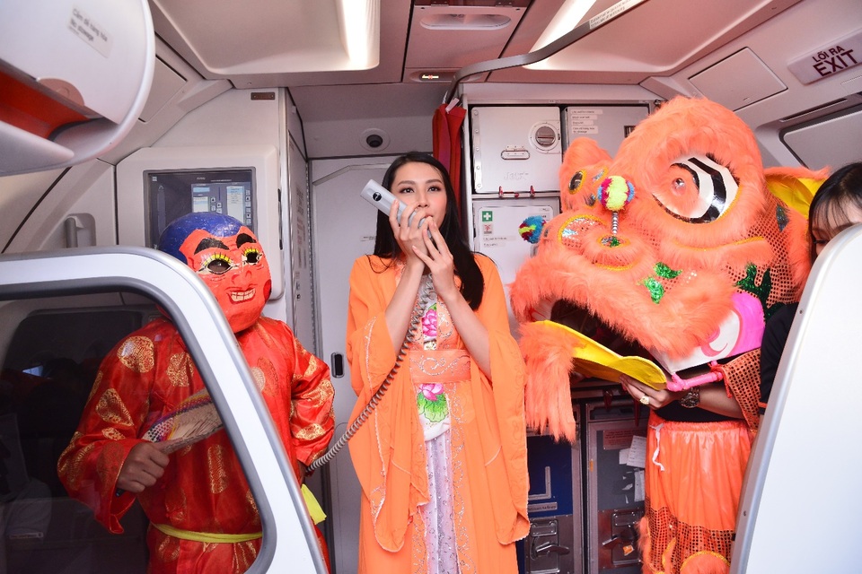 Người đẹp Nguyễn Thúc Thùy Tiên hóa thân thành chị Hằng trên máy bay - 1
Hành khách vô cùng bất ngờ với sự có mặt của chị Hằng Thùy Tiên - Người đẹp nhân ái, Top 5 Hoa hậu Việt Nam 2018, cùng chú lân và ông địa trên chuyến bay.