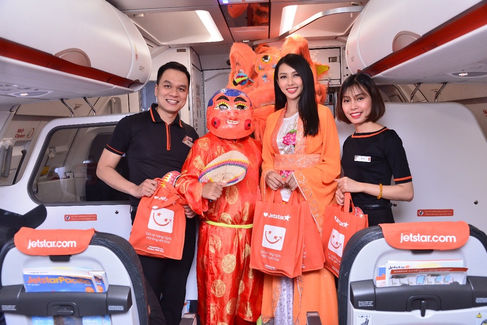 Người đẹp Nguyễn Thúc Thùy Tiên hóa thân thành chị Hằng trên máy bay - 5 Với tiêu chí hoạt động “Giá rẻ hàng ngày. Hài lòng khi bay”, Jetstar Pacific không ngừng nỗ lực mang lại sự hài lòng cho hành khách trên từng chuyến bay bên cạnh việc luôn cung cấp cơ hội bay giá rẻ cho khách hàng của mình! Chuyến bay này là một trong những hoạt động thú vị mà hãng hàng không giá rẻ Jetstar Pacific tổ chức nhằm đem đến những trải nghiệm bay tốt nhất cho khách hàng.