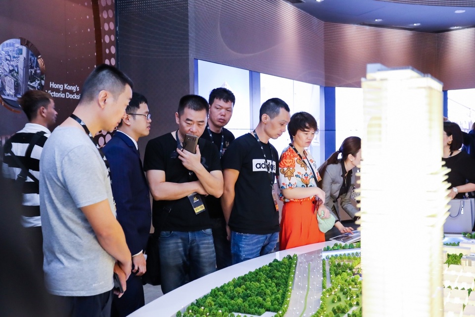 Căn hộ mẫu Centennial chính thức ra mắt tại The Sense By Alpha King - 3 Khách hàng dành rất nhiều sự quan tâm tại khu triển lãm và trưng bày sa bàn Centennial