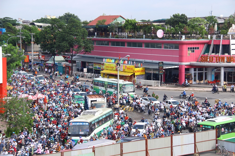 Kẹt xe kinh hoàng do rào chắn công trình - 4