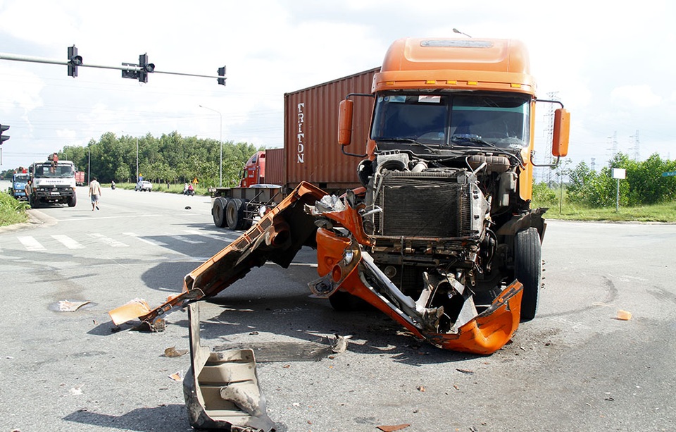 Đầu một xe container bị hư hỏng nặng