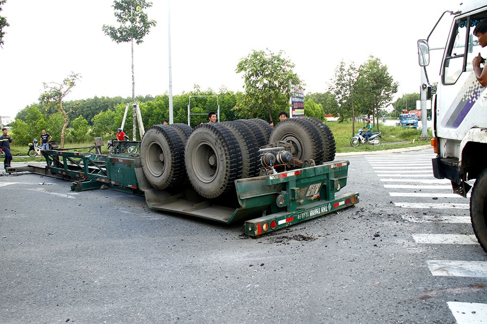 Đua tốc độ, container húc nhau kinh hoàng - 2