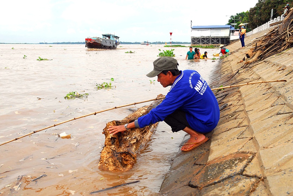 "Nô nức" lao ra giữa dòng lũ vớt củi - 3 "Nô nức" lao ra giữa dòng lũ vớt củi - 3