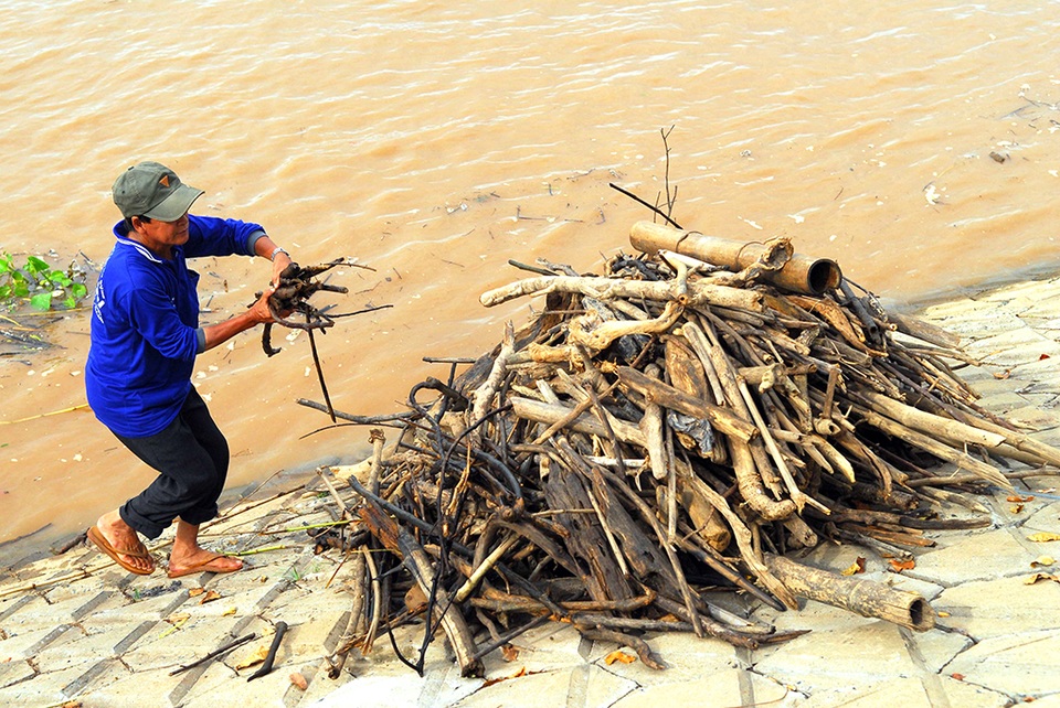 "Nô nức" lao ra giữa dòng lũ vớt củi - 4 Anh Mai Văn Mách vớt củi trên sông Tiền mỗi ngày.
