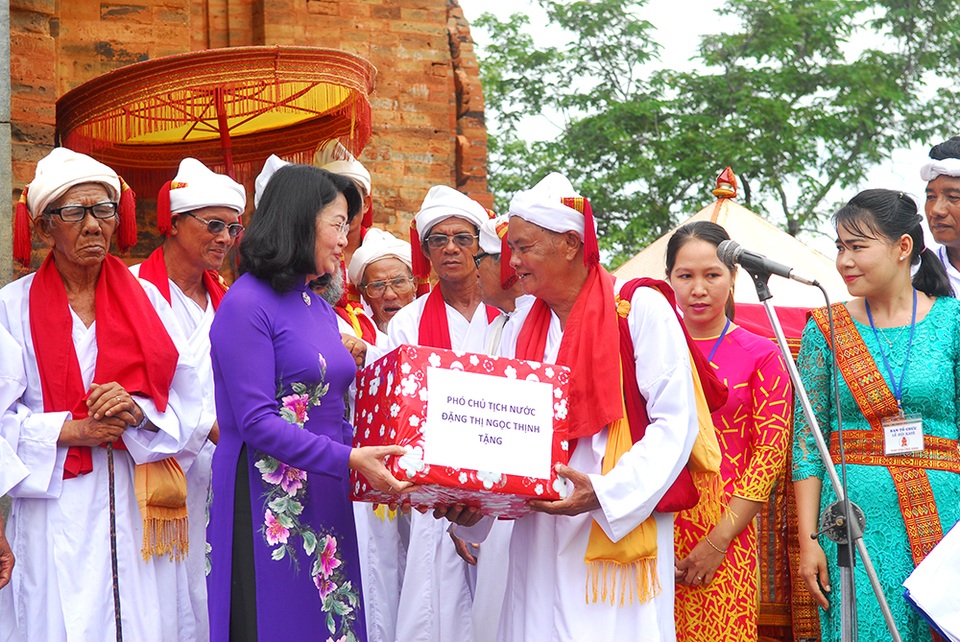 Phó Chủ tịch nước Đặng Thị Ngọc Thịnh đến tham dự lễ hội Kate và tặng quà cho đồng bào Chăm ở Ninh Thuận.