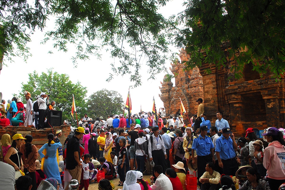 Người dân đến tham dự lễ hội