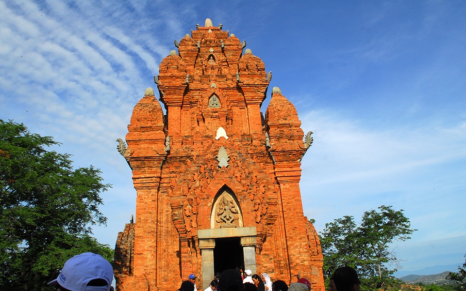 Không gian trên đền tháp tại lễ hội Katê