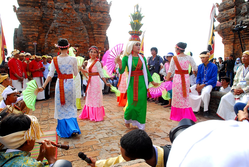 Các điệu múa mừng ngày hội trên tháp được bắt đầu từ: múa quạt của thiếu nữ Chăm hòa cùng thiếu nữ múa đội thôn hala (mâm cao đựng trầu cau) - điệu múa mừng để cầu cho mưa thuận gió hòa, mọi người được an khang và hạnh phúc đồng thời cũng là sự hiến dâng cho các vị Thần linh tối cao.