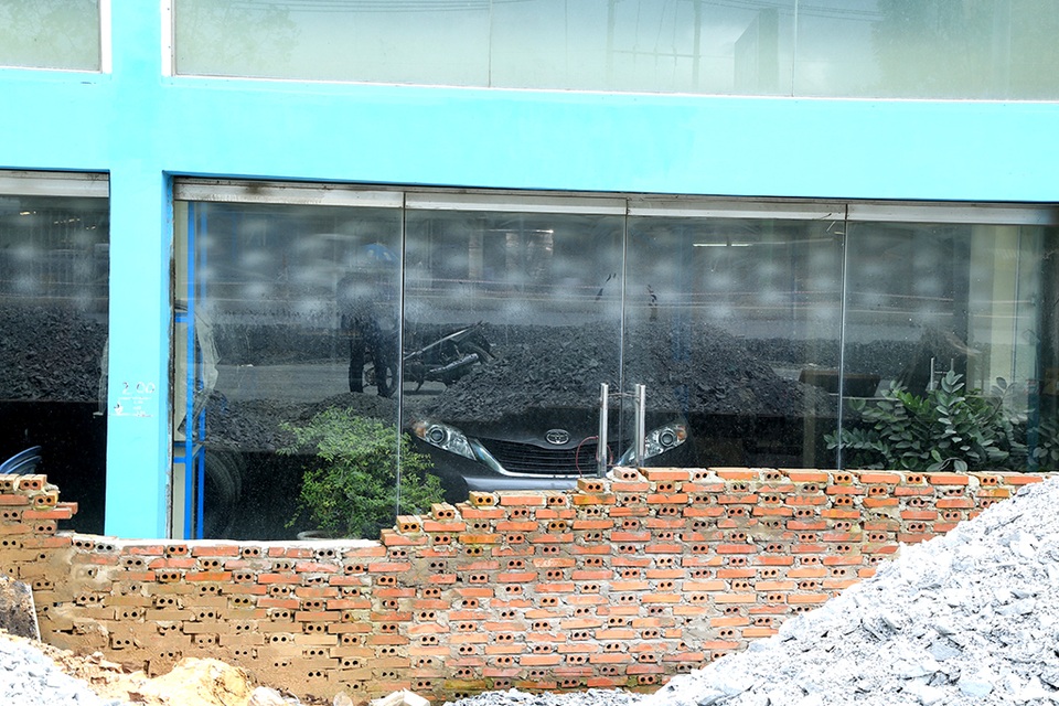 Hàng chục doanh nghiệp đóng cửa vì nhà thành “hầm” - 7 Một showroom ôtô trong cảnh hoang tan, vắng khách